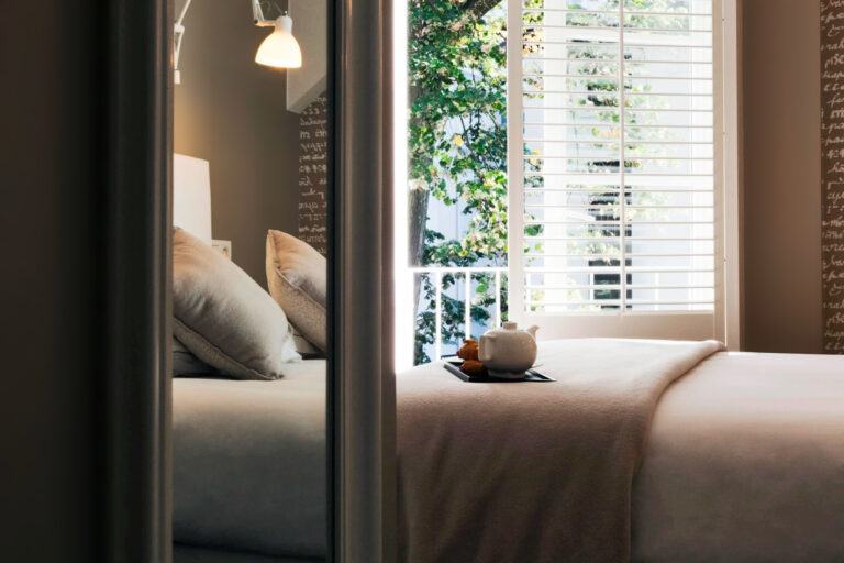 Chambre avec vue sur les arbres au Made in Louise à Bruxelles