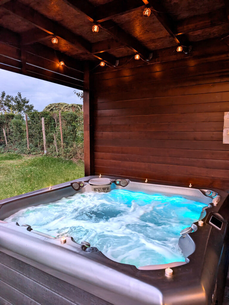 Jacuzzi sous la pergola à El nido Malaika près de Monts