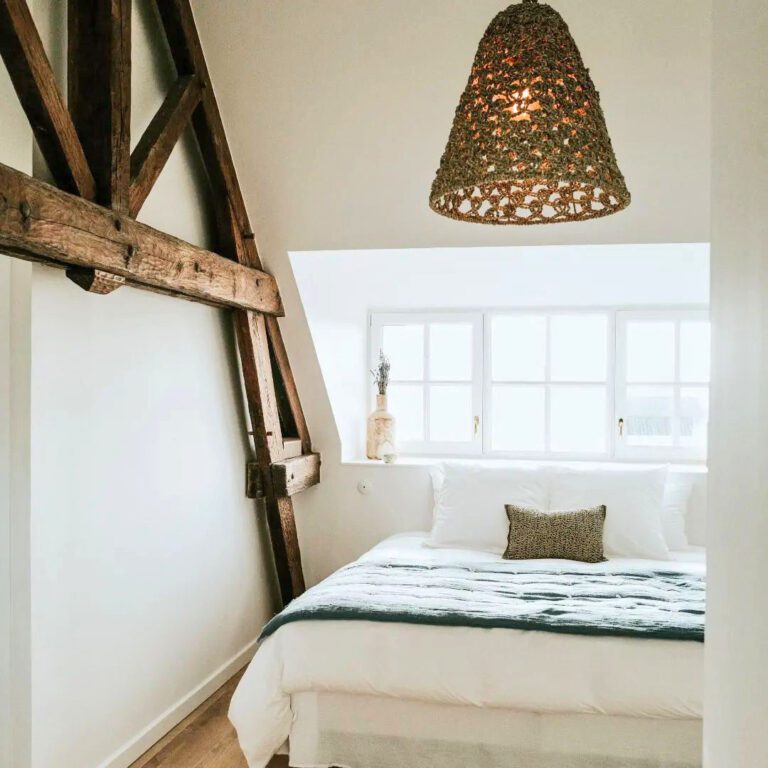 Chambre avec poutres apparentes à La Brise à Roscoff en Bretagne