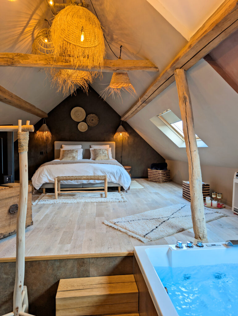 Jacuzzi au pied du lit à Pause Cachée près de Namur