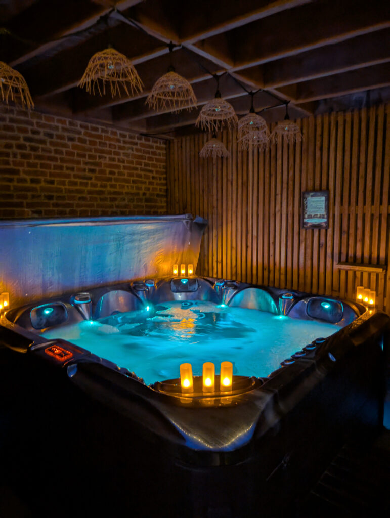 Jacuzzi de nuit à Pause Cachée près de Namur
