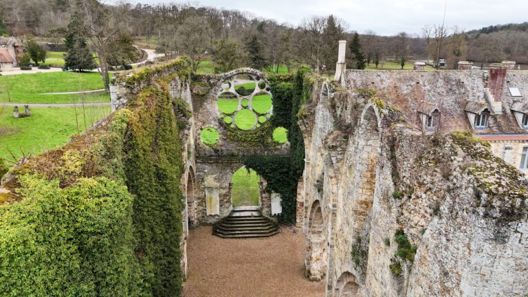 Vestiges de l'abbaye à l'Abbaye des Vaux de Cernay près de Paris