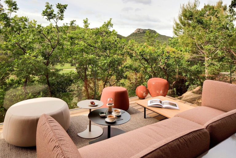 Terrasse avec vue à Souki Lodges & Spa près de Cabrières