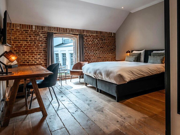 Chambre avec murs de pierres à Landgoed Altenbroek près de Maastricht