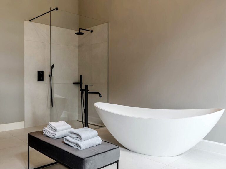Salle de bain avec baignoire et douche à Landgoed Altenbroek près de Maastricht