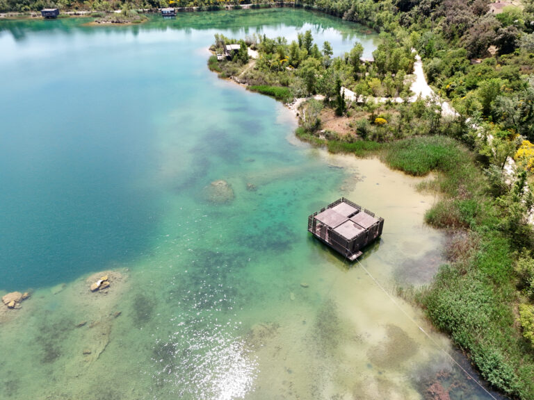 Cabane au bord de l'eau à Coucoo Grands Cépages près d'Avignon en Provence
