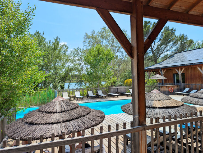Piscine et transats à Coucoo Grands Cépages près d'Avignon en Provence