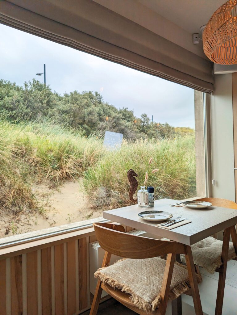 Table avec vue sur les dunes à BONK à Middelkerke