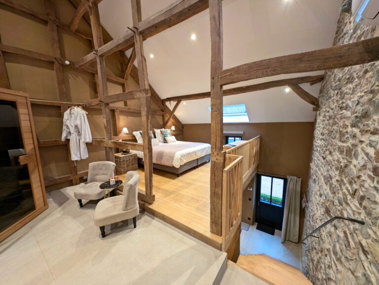Sauna à côté du lit au Paddock Lodge à Stoumont