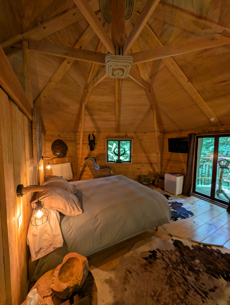 Chambre à la tombée de la nuit à la Cabane Du Bois Dormant à Spa