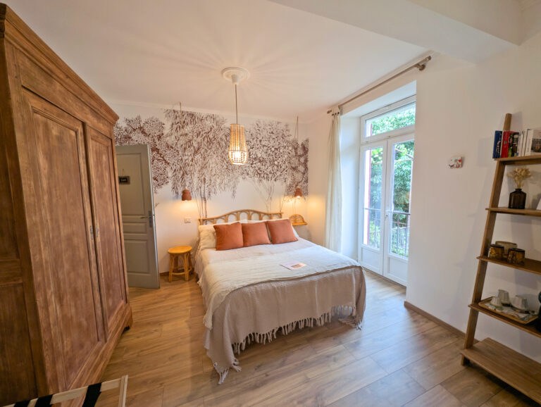 Chambre Cardinale au B&B L'Oréliane près d'Avignon