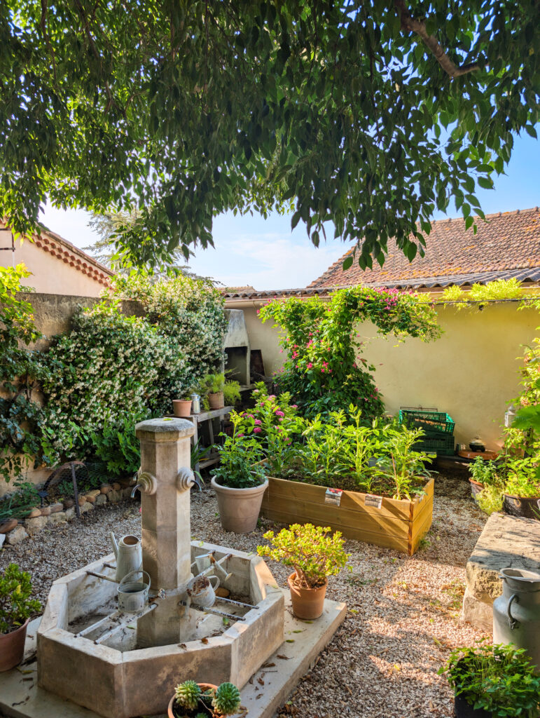 Fontaine dans le jardin au B&B L'Oréliane près d'Avignon