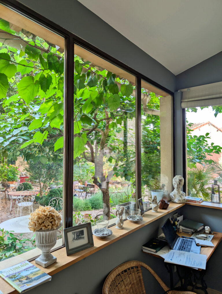 Vue sur le jardin au B&B L'Oréliane près d'Avignon