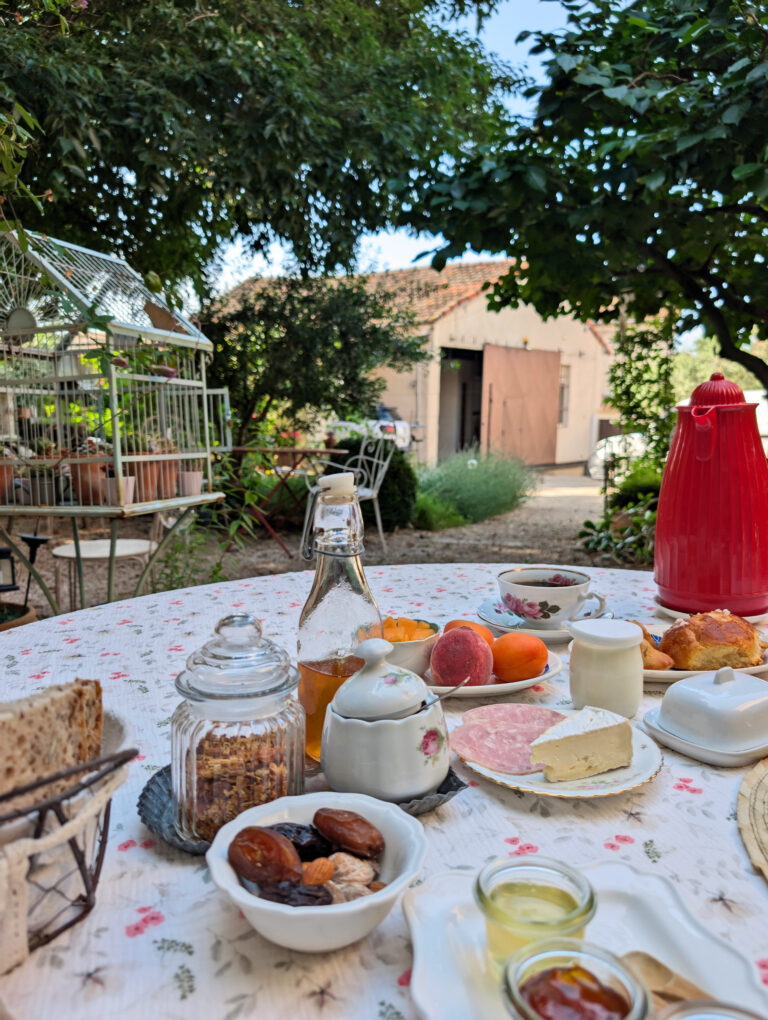 Petit déjeuner dans le jardin au B&B L'Oréliane près d'Avignon
