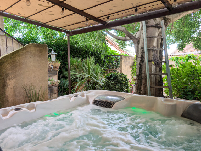 Jacuzzi dans le jardin au B&B L'Oréliane près d'Avignon