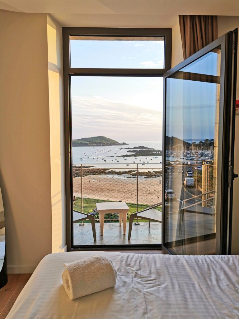 Chambre avec balcon au Pavillon de la Plage à Trébeurden