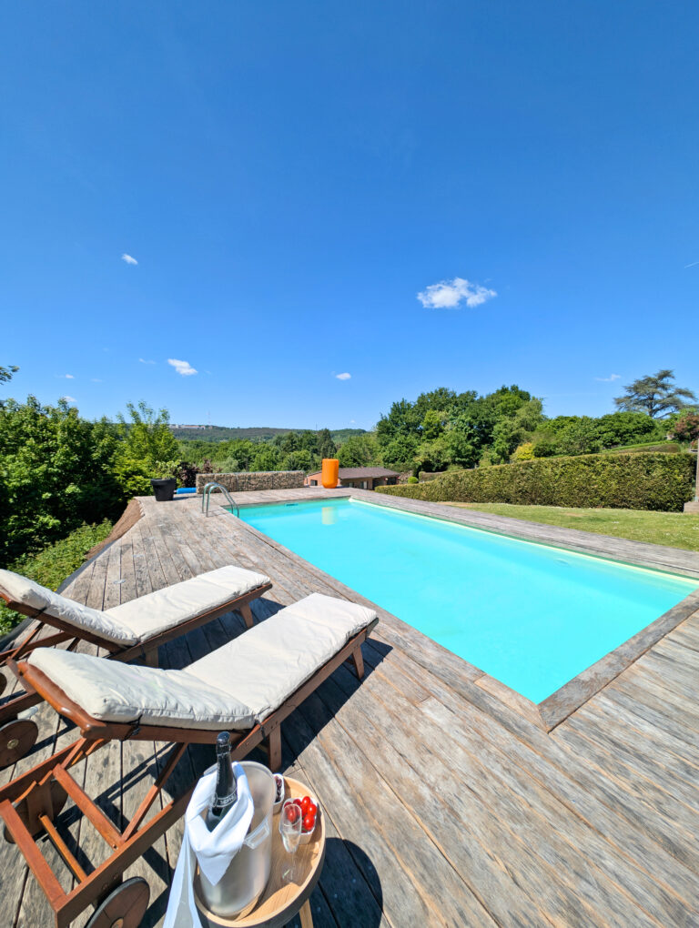 Vaste piscine extérieure à Sweet 61 à Esneux