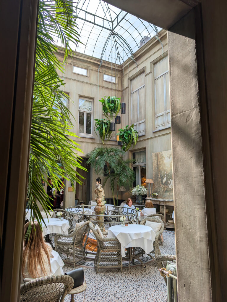 Sublime cour intérieure sous sa verrière au Cobergher Hôtel à Courtrai