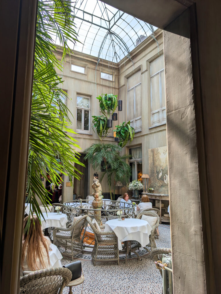 Sublime cour intérieure sous sa verrière au Cobergher Hôtel à Courtrai