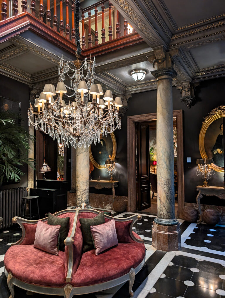 Hall majestueux au Cobergher Hôtel à Courtrai