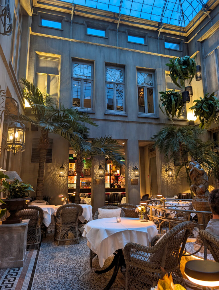 Cour intérieure à la tombée de la nuit au Cobergher Hôtel à Courtrai
