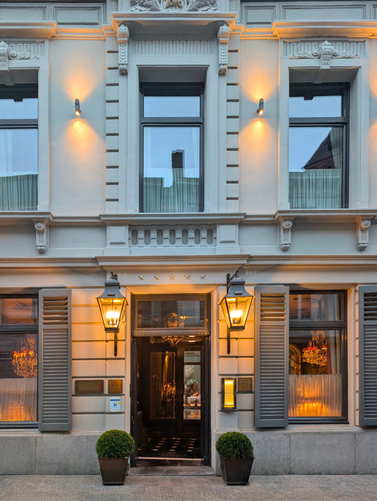 Façade de l'hôtel à la tombée de la nuit au Cobergher Hôtel à Courtrai