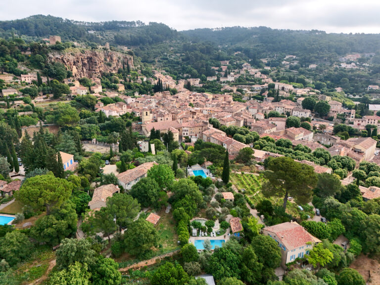 Vue aérienne de Cotignac à Hôtel Lou Calen à Cotignac