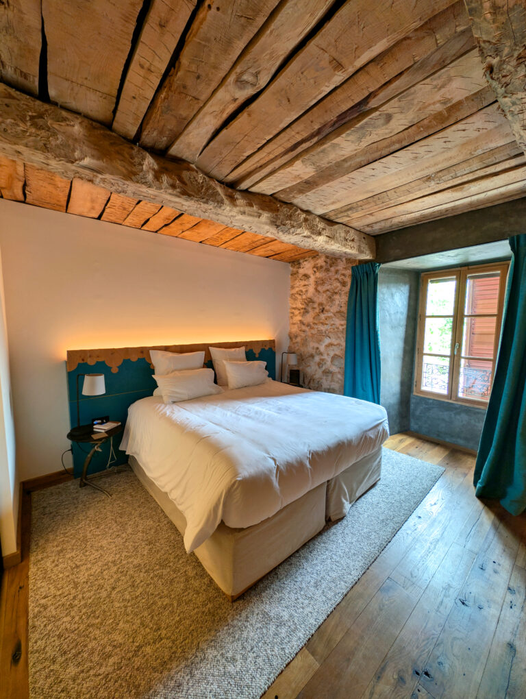 Chambre avec poutres apparentes à Lou Calen à Cotignac