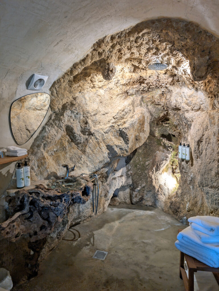 Douche troglodyte à Lou Calen à Cotignac