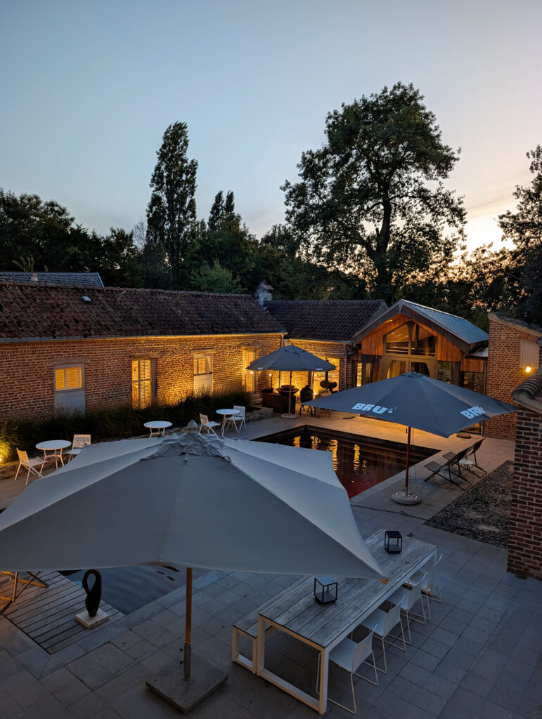 Cour intérieure à la tombée de la nuit au Ne5t à Namur