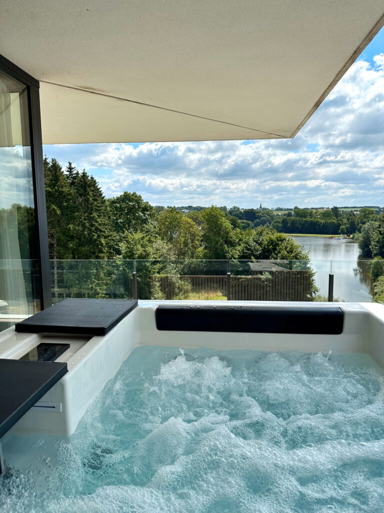Jacuzzi avec vue sur le lac et la forêt à Anatura au Luxembourg