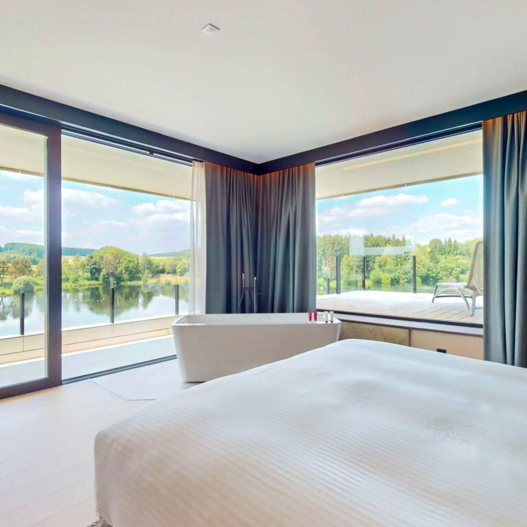 Chambre avec vue et baignoire îlot à Anatura au Luxembourg