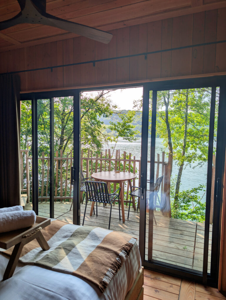 Balcon face au lit aux Cabanes des Grands Lacs