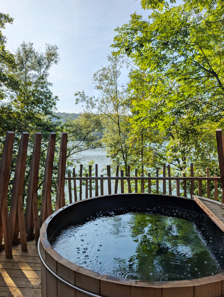 Bain nordique sur la terrasse aux Cabanes des Grands Lacs