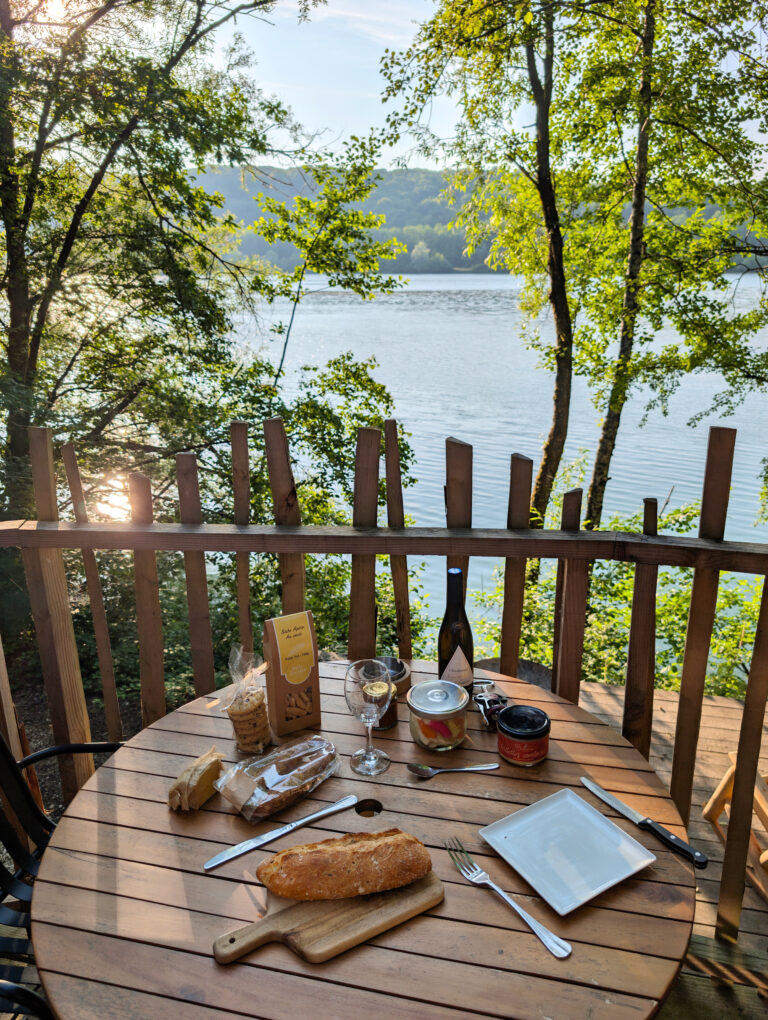 Apéritif au bord de l'eau aux Cabanes des Grands Lacs