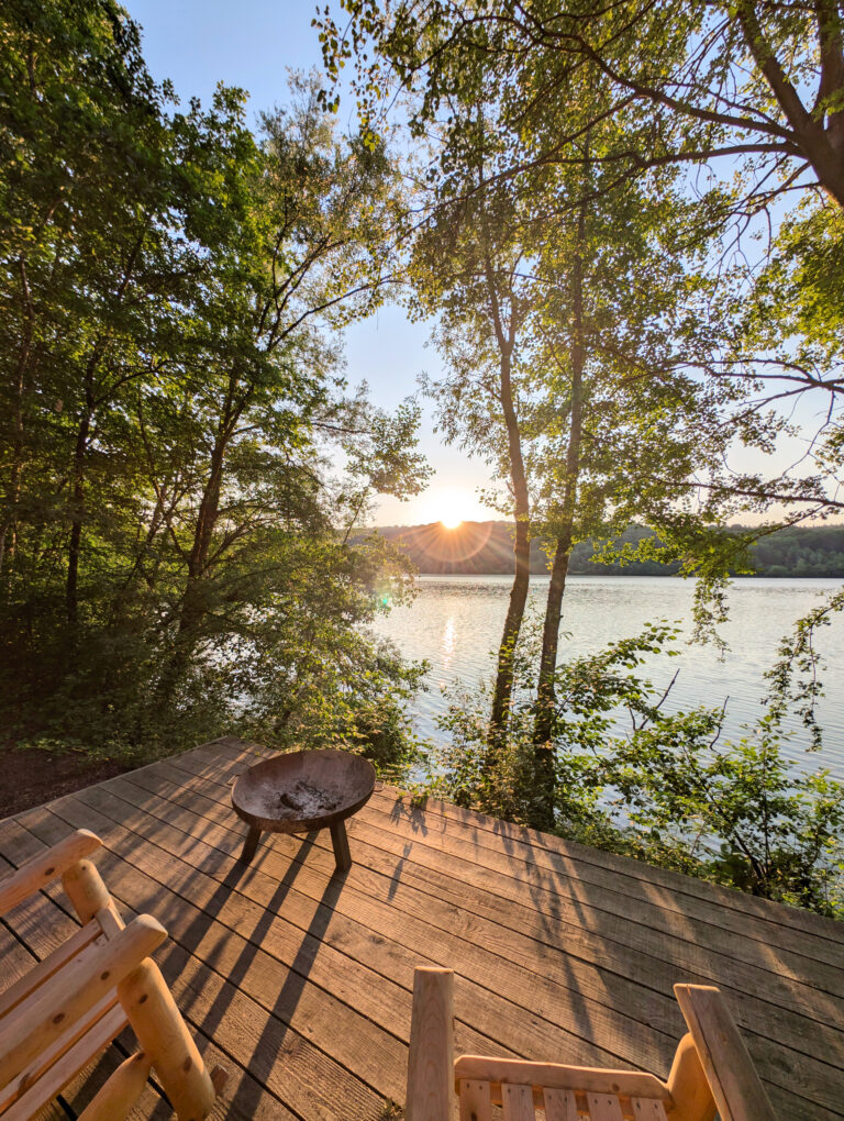 Brasero au bord de l'eau aux Cabanes des Grands Lacs