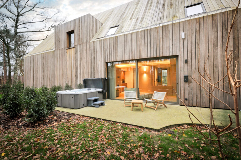 Jacuzzi sur la terrasse à Woodz Lodges près d'Hasselt
