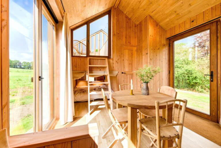 Cabane avec de nombreuses baies vitrés aux Cabanes Champêtres sur le Domaine des Trois Tilleuls à Villers-la-Ville