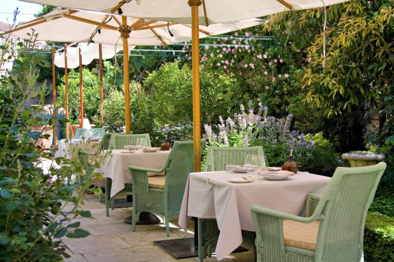 Jardin verdoyant à l'Hôtel La Mirande à Avignon