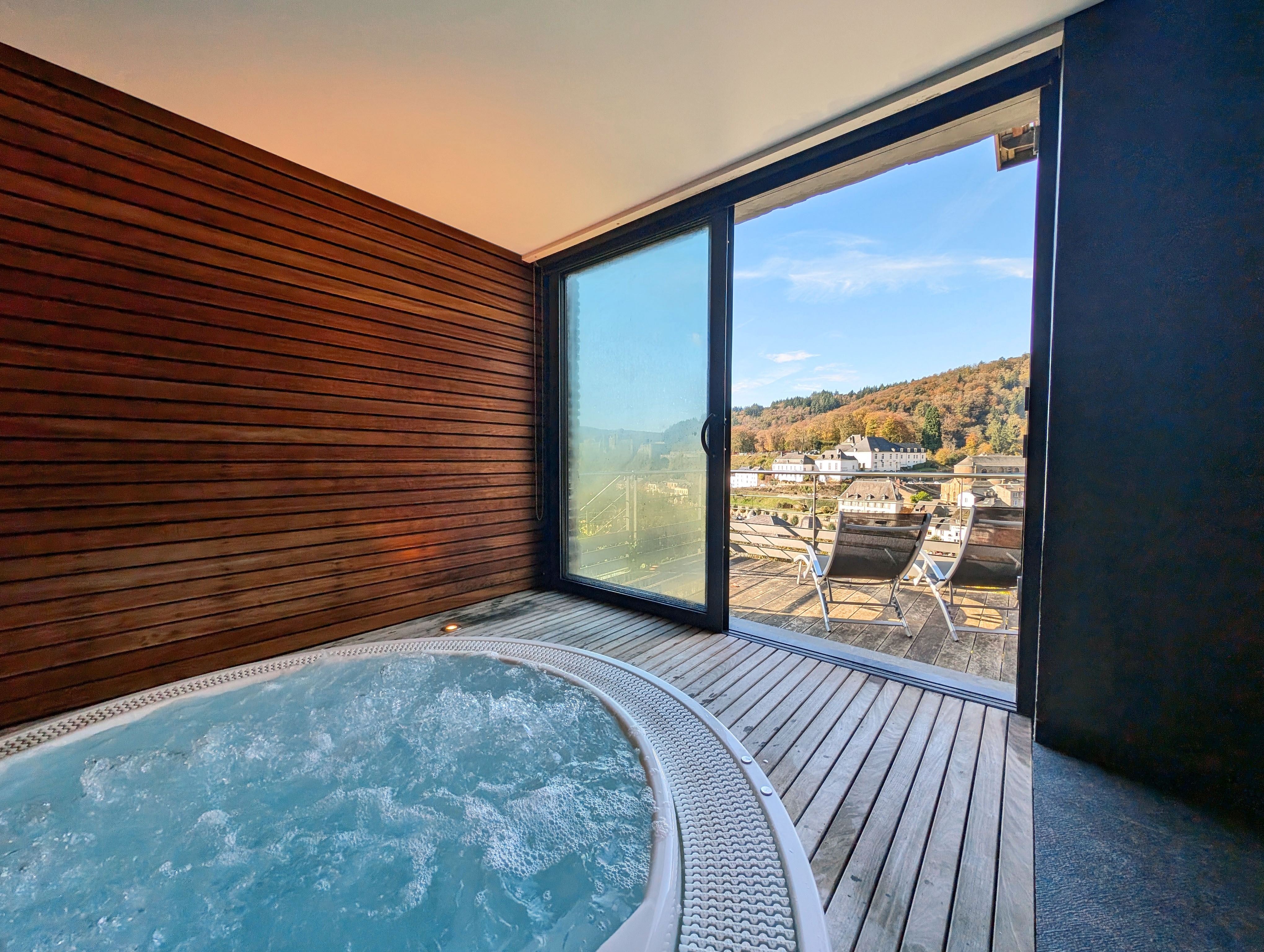 Preferencje gości hotelowych 2025 a nowe technologie