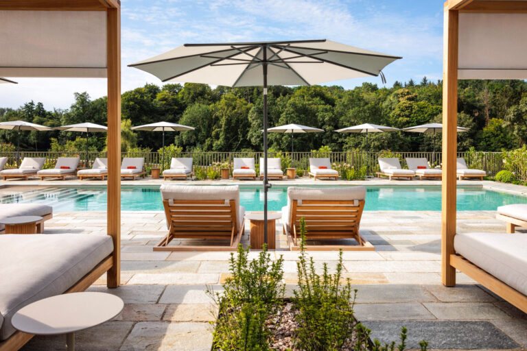 Superbe piscine extérieure au Domaine de Locguénolé près de Lorient