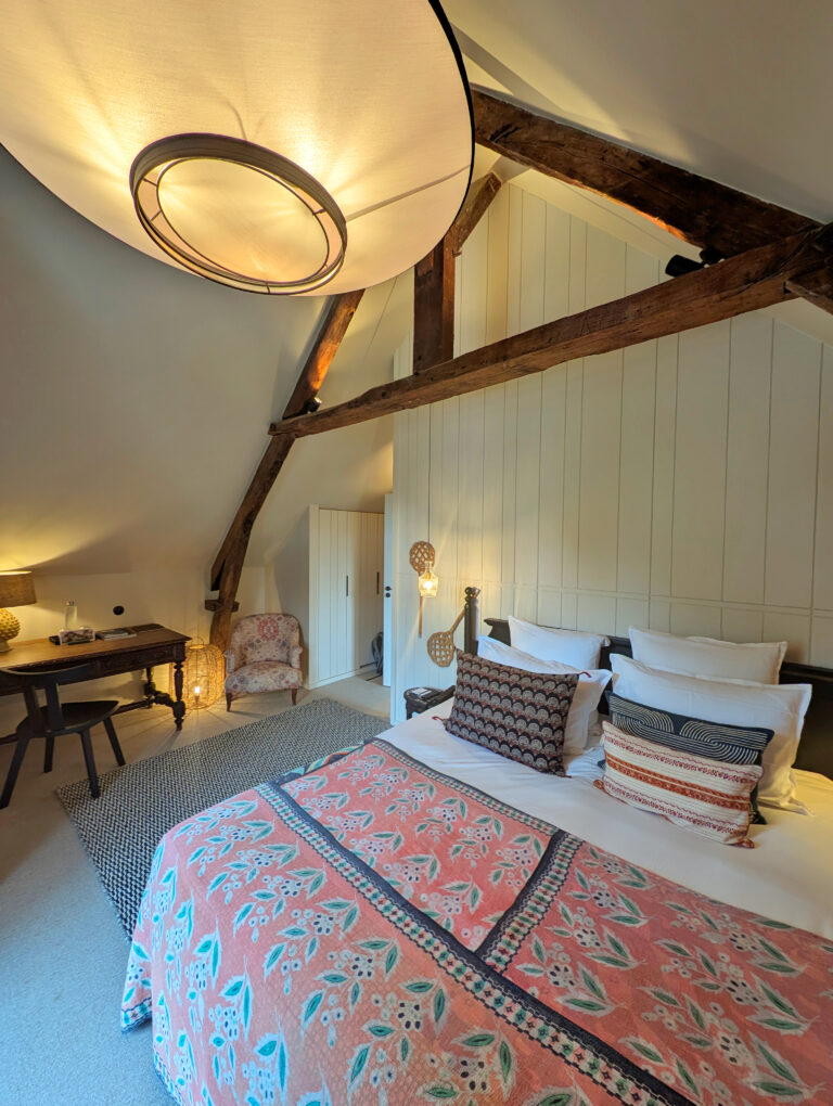 Chambre avec poutres apparentes au Domaine de Locguénolé près de Lorient