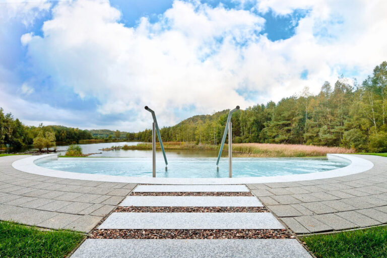 Jacuzzi avec vue sur le lac au Elaisa Energetic Wellness