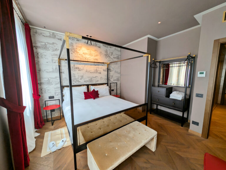 Chambre avec lit à baldaquin au Madama Garden Retreat à Venise