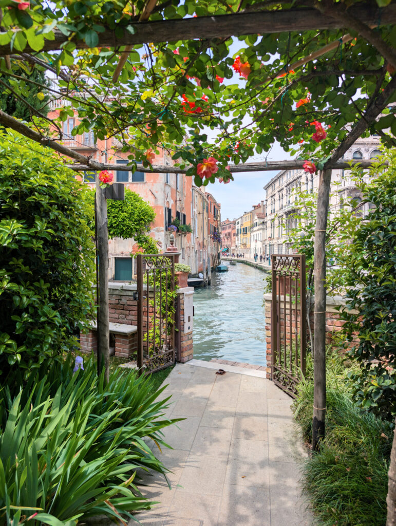 Jardin donnant sur le canal au Madama Garden Retreat à Venise