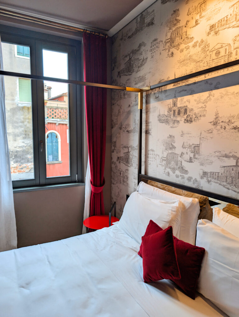 Fenêtre donnant sur le canal au Madama Garden Retreat à Venise
