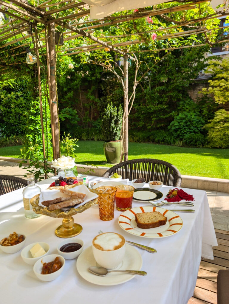Petit déjeuner dans le jardin au Madama Garden Retreat à Venise