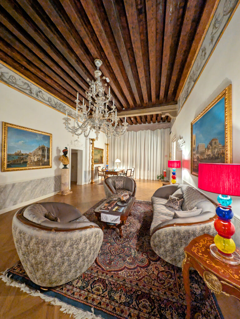 Salon coloré au Palazzo dei Mori à Venise