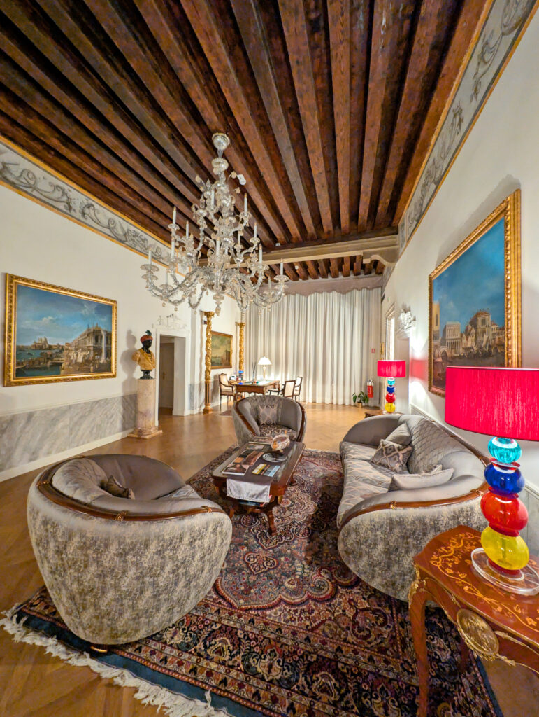 Salon coloré au Palazzo dei Mori à Venise
