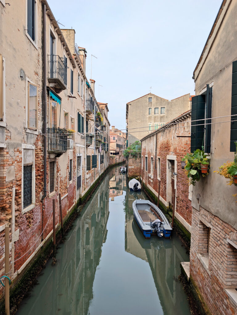 Canal de venise au Palazzo dei Mori à Venise